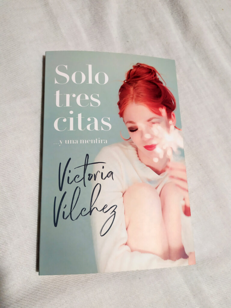 Solo tres citas y una mentira de Victoria Vilchez y publicado por Titania Editorial.  Una novela romántica que engancha.